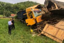 Un TIR a distrus un stâlp de electricitate, un gard și o anexă gospodărească în urma exploziei unui cauciuc