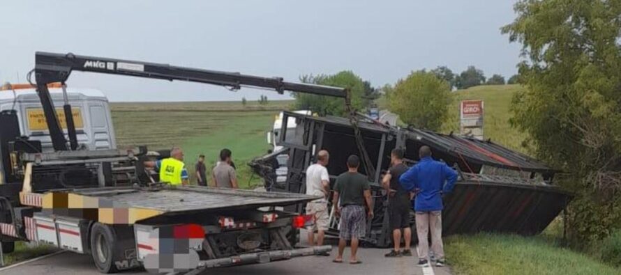 Drum blocat lângă Girov din cauza unui microbuz care transporta o scenă mobilă