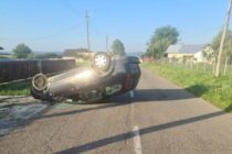 Un șofer din Drăgănești s-a răsturnat cu autoturismul după ce s-a lovit de un cap de podeț
