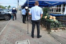 Comercianții care vând fructe și legume fără autorizație amendați de polițiștii locali