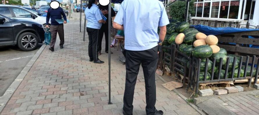Comercianții care vând fructe și legume fără autorizație amendați de polițiștii locali