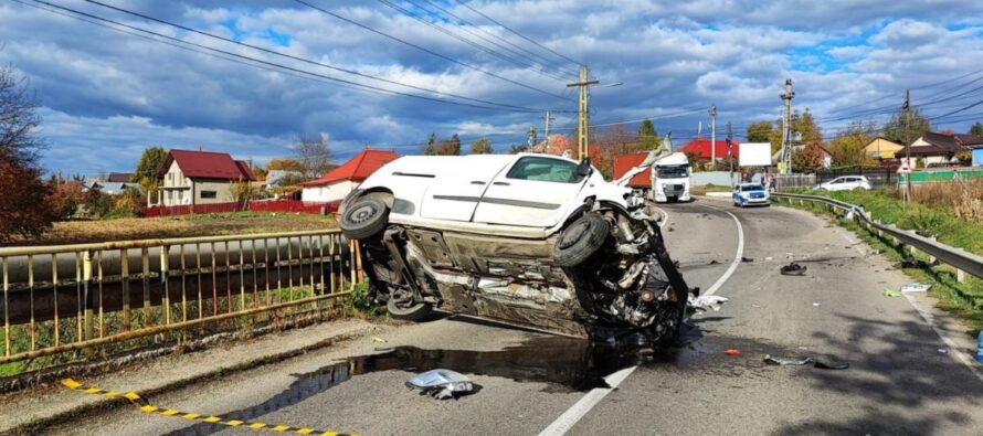 O autoutilitară s-a răsturnat după ce s-a izbit de un podeț în comuna Ștefan cel Mare
