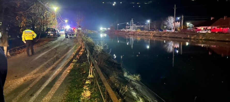 O tânără de 18 ani a plonjat cu autoturismul în canalul hidrocentralei Stejaru
