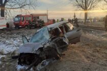 Autoturism accidentat de tren în localitatea Timișești, un minor a fost rănit și o persoană a rămas încarcerată