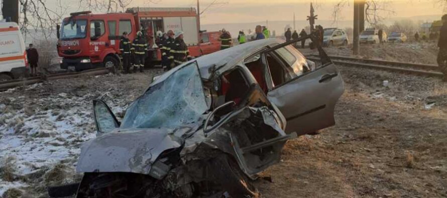 Autoturism accidentat de tren în localitatea Timișești, un minor a fost rănit și o persoană a rămas încarcerată