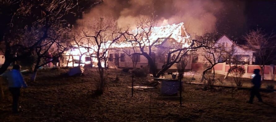 Jarul căzut din sobă a provocat un incendiu la o gospodărie din Pipirig