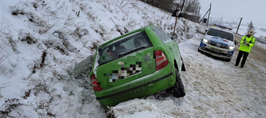 Alt accident produs din cauza neadaptării vitezei la starea drumului. Două tinere au fost rănite.