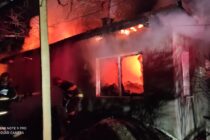 O casă din comuna Dochia a fost mistuită de flăcări din cauza unui coș de fum defect