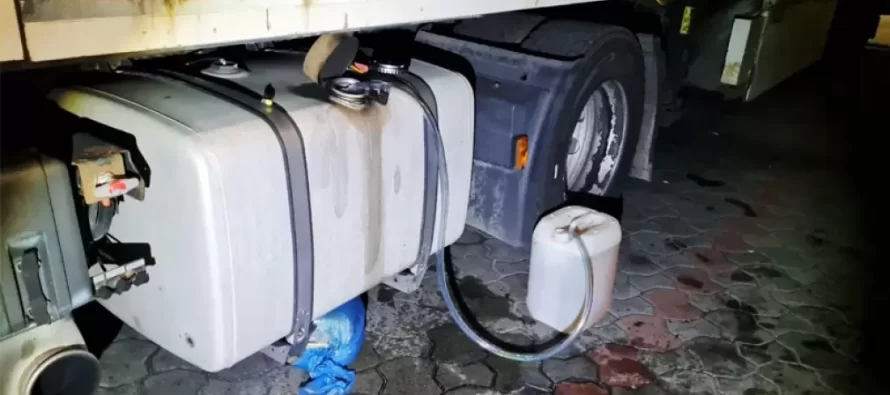 3 tineri au furat combustibil din rezervoarele autoutilitarelor în valoare de 8.500 de lei