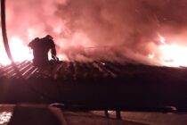 Intervenție grea a pompierilor pentru stingerea unui incendiu la o hală de producție din Costișa