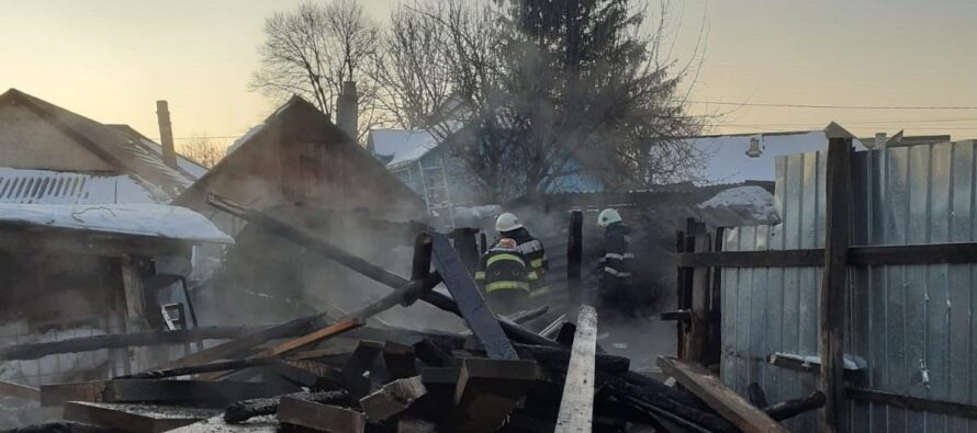 15 găini și o anexă gospodărească au ars în urma unui incendiu în comuna Petricani