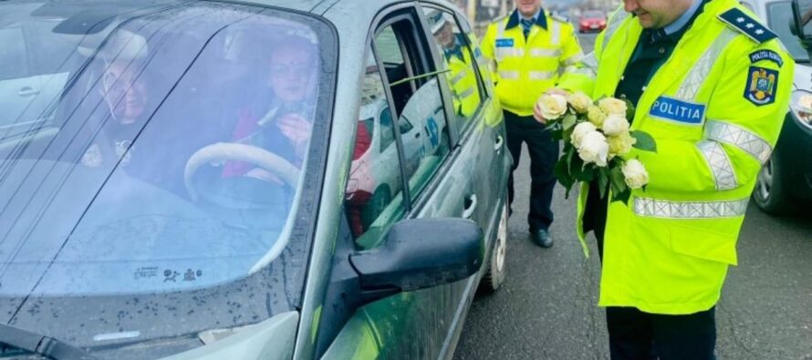 De 8 martie, polițiștii au întâmpinat cu flori doamnele în trafic