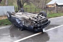 O tânără de 18 ani s-a răsturnat cu autoturismul la Pipirig