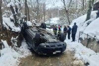Accident rutier în Tg. Neamț: o femeie s-a răsturnat cu autoturismul în afara drumului