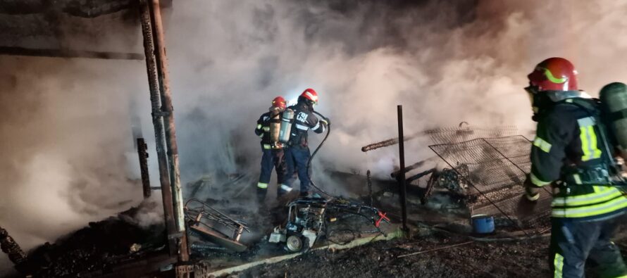 Incendiu puternic într-o gospodărie din comuna Dochia, două anexe au fost mistuite de flăcări