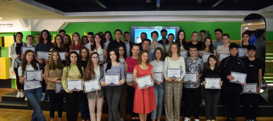 Primarul Andrei Carabelea a premiat cei mai valoroși elevi din Piatra-Neamț
