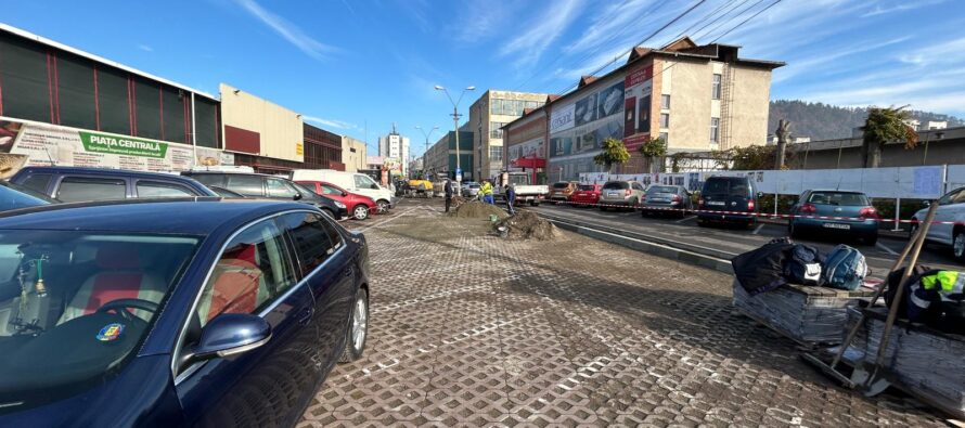 Au început lucrările pentru reconfigurarea parcărilor din zona Pieței Centrale