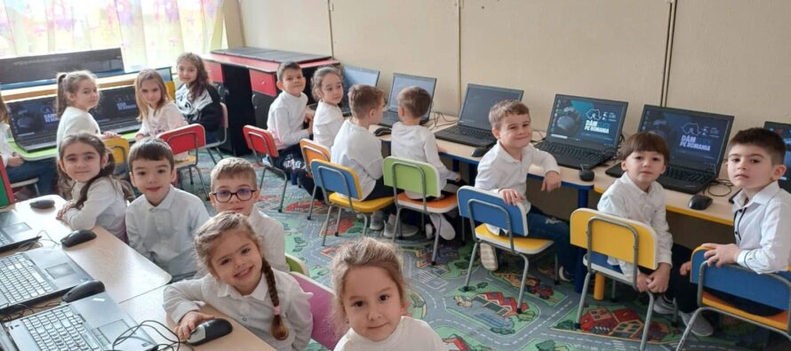 Dăm Click pe România 2025: 4.000 de calculatoare recondiționate vor ajunge în 196 de școli, ONG-uri și instituții sociale din țară